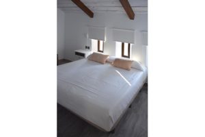 cama doble apartamentos El Lago en Córdoba