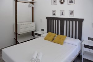 cama doble apartamentos El Lago en Córdoba